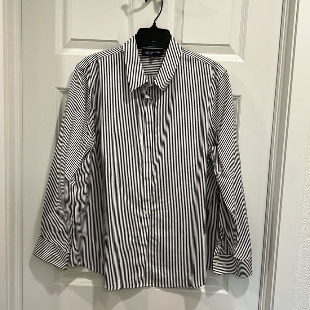 Jones of New York Women’s button-down shirt. White and dark grey stripe.